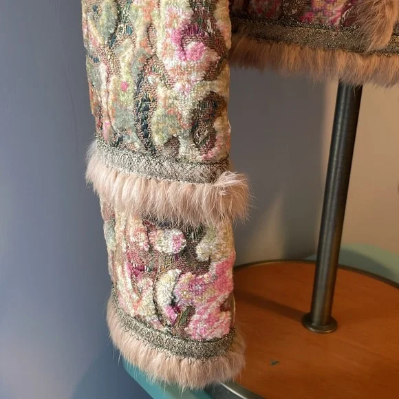 Amazing Cynthia Steffen brocade Floral Patterned faux Fur-Trimmed Jacket. - Picture 4 of 12